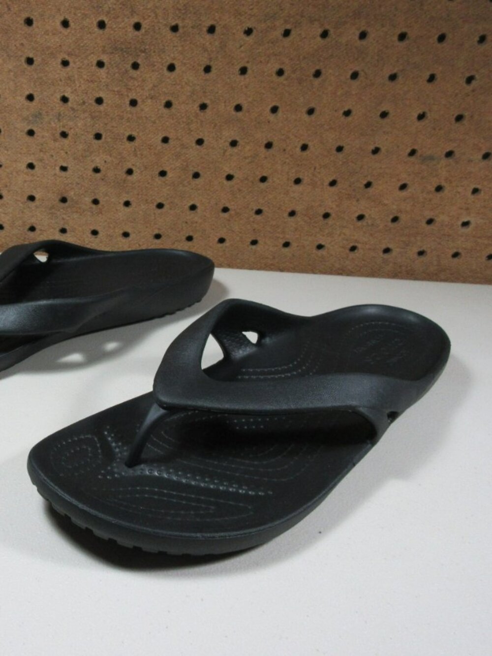 Crocs womens solid black Kadee thong sandals 10 M EUC